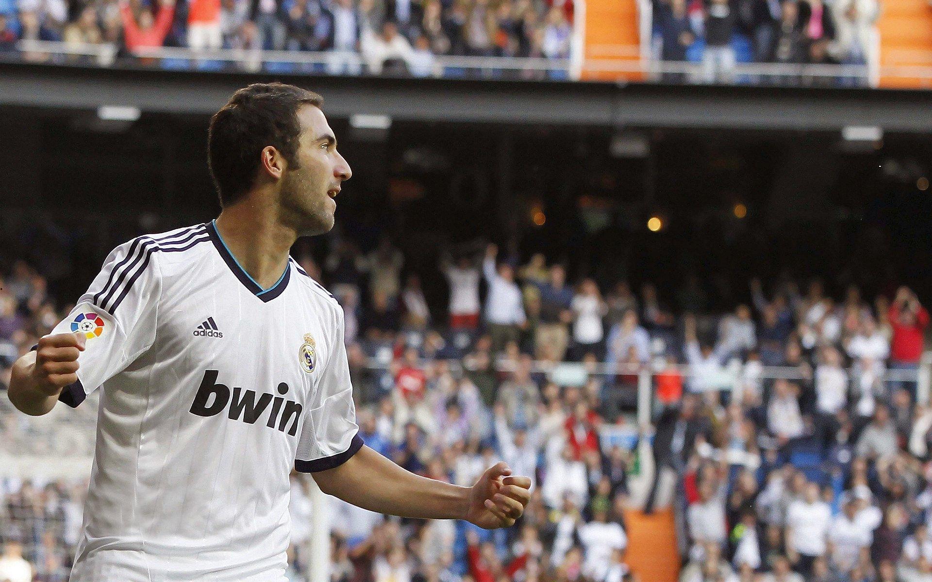 镜报曝巴尔韦德与阿隆索存战术分歧，曼联密切关注其未来动向